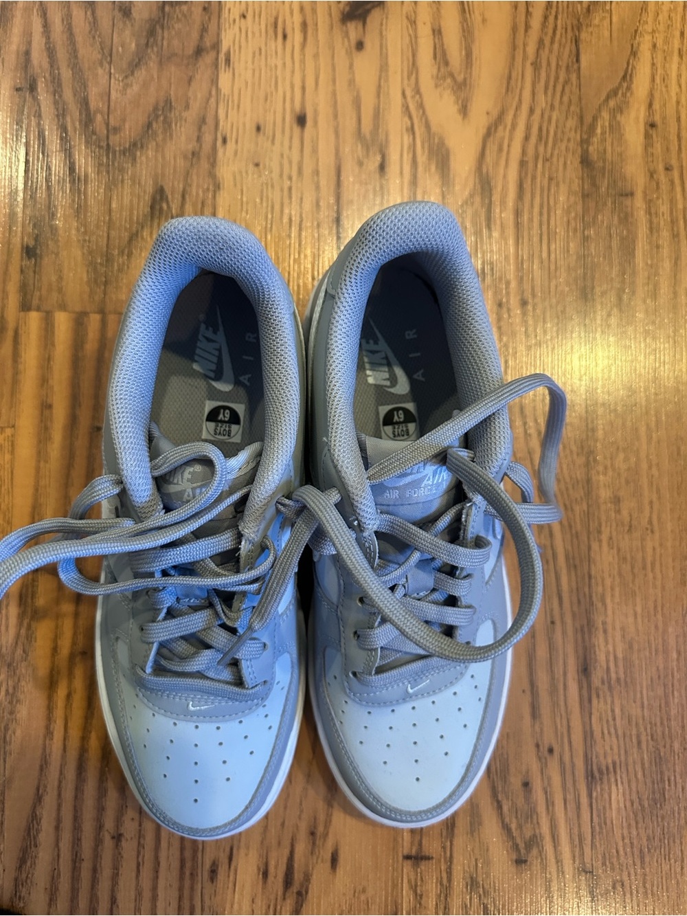 Nike Kids'/WOMENS 7.5 Air Force 1 Low Sneakers in Gray - Picture 4 of 5